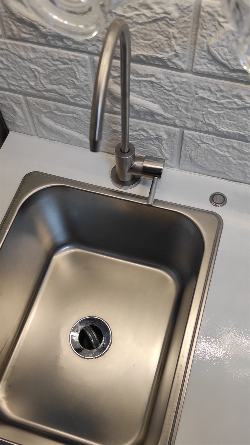 Fregadero de acero inoxidable con grifo