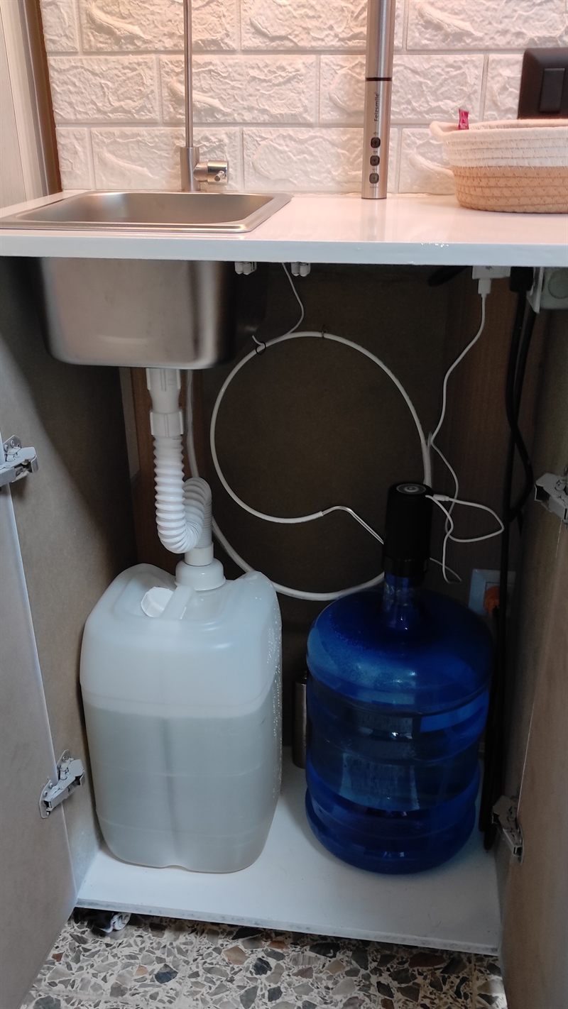 Sistema de abastecimiento y desagüe bajo el fregadero